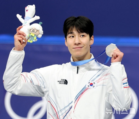 Hwang Dae-heon, người đã giành huy chương bạc trong trận chung kết 1500m nam của Thế vận hội mùa đông Milan và Cortina Dampecho 2026 được tổ chức tại sân vận động trượt băng ở Milan, Ý vào ngày 14 (giờ địa phương), đang rất vui mừng khi giành huy chương. /Ảnh = Newsis