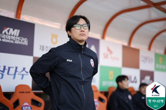 Kim Jung Soo, huấn luyện viên của đội tuyển U-20 hiện tại khi còn là huấn luyện viên của Jeju SK. /Ảnh = Liên đoàn bóng đá chuyên nghiệp Hàn Quốc cung cấp