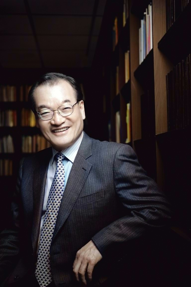 Yoon Young-dal, chairman of Crown Haitai Confectionary. /Photo =PBA Tour courtesy