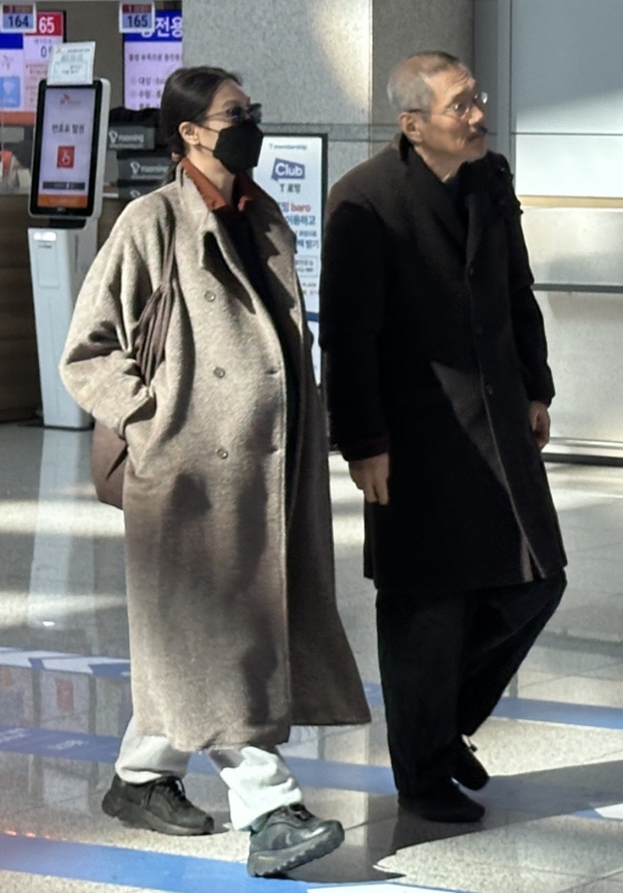 [Сеул = Ньюсис] Актёры Ким Мин Хи и Хон Сан Су вылетают в Берлин, Германия, через международный аэропорт Инчхон, 19-го числа. (Фото = Предоставлено BBS) 2025.02.21. photo@newsis.com *Перепродажа и запрет БД / Фото = Рю Хён Джу