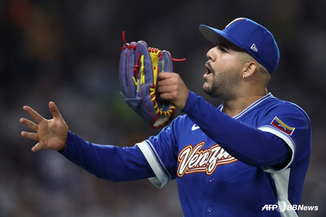 Heissus gầm rú sau khi kết thúc lượt in-ing trong trận đấu với Nhật Bản vào ngày 15. /AFPBBNews = Tin tức 1