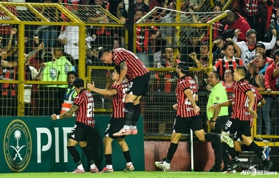 Alahuelense is celebrating after scoring the first goal during the second leg of the round of 16 of the 2026 North American Caribbean Football Federation (CONCACF) Champions Cup at Estadio Alejandro Morela Soto in Alahuela, Costa Rica, at 10 a.m. on the 18th (Korea time). /AFPBBNews=News1