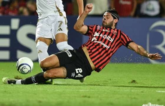 Salazar throws a tackle on Son Heung-min during the second round of the 2026 CONCACF Champions Cup at Estadio Alejandro Morela Soto in Allahuela, Costa Rica, at 10 a.m. on the 18th (Korea time). /AFPBBNews=News1