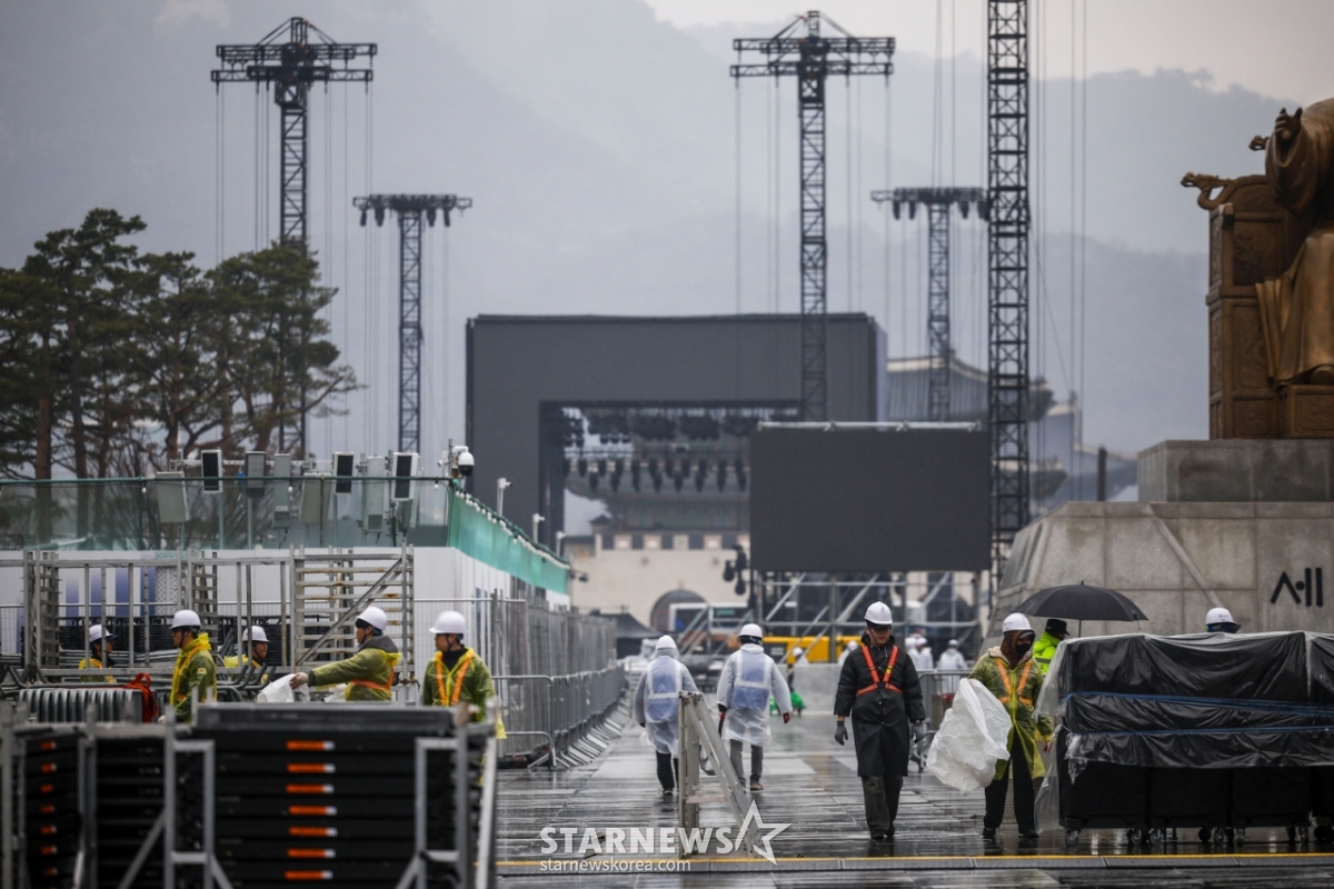 [ソウル=ニューシス]チョン·ビョンヒョク記者=BTS（BTS）のソウル光化門（クァンファムン）広場カムバック公演を控えた18日、ソウル鍾路区（チョンノグ）の光化門広場で舞台準備が進められている。 2026.03.18.jhope@newsis.com /写真=チョン·ビョンヒョク