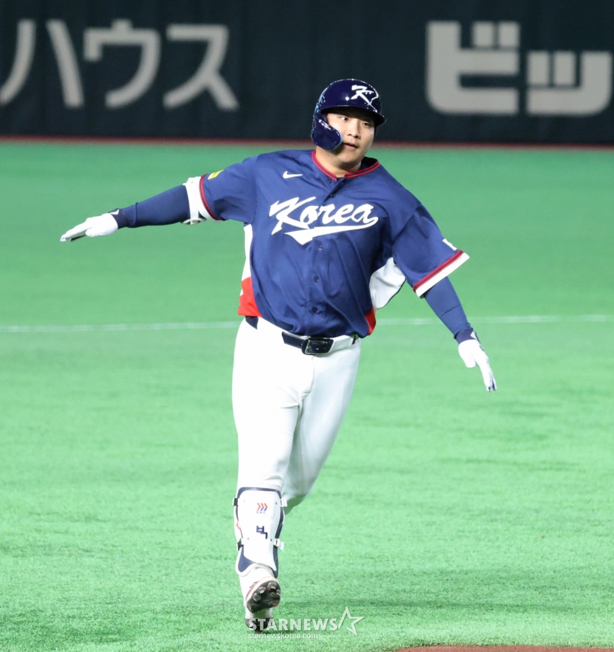 Moon Bo Kyung của đội tuyển bóng chày quốc gia đang về nhà sau khi đánh một cú home run 2 lần trước đối thủ là Wells của Úc ở đầu hiệp 2 trận đấu giữa Hàn Quốc và Úc được tổ chức tại Tokyo Dome vào ngày 9. 2026.03.08./Ảnh = Phóng viên cao cấp Kang Young Jo