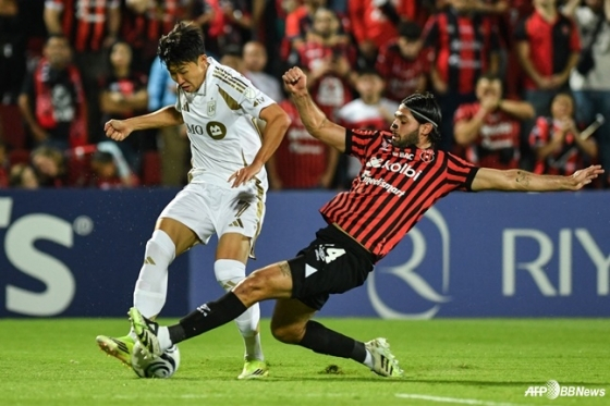 Son Heung-min (trái) đang thử chuyền bóng trong trận lượt về vòng 16 đội của Cúp vô địch Liên đoàn bóng đá Bắc Mỹ (CONCACAF) 2026 được tổ chức tại sân vận động Alejandro Morera Soto ở Alahuela, Costa Rica lúc 10 giờ sáng ngày 18 (giờ Hàn Quốc). Salazar cản trở điều này. /AFPBBNews = Tin tức 1 