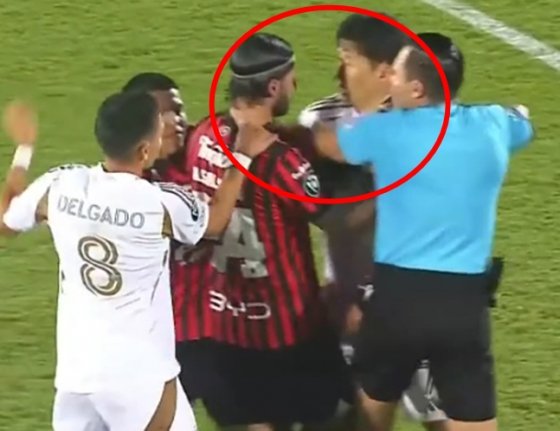 Son Heung-min (trong vòng tròn màu đỏ) đang phản đối Salazar trong hiệp hai của vòng 16 đội của Giải vô địch Liên đoàn bóng đá Bắc Mỹ (CONCACAF) 2026 được tổ chức tại sân vận động Alejandro Morera Soto ở Alahuela, Costa Rica vào lúc 10 giờ sáng ngày 18. /Ảnh = Cap màn hình trực tiếp 