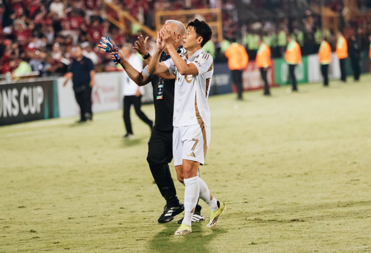 Son Heung-min (trái) đang chào người hâm mộ sau khi kết thúc trận đấu thứ hai vòng 16 của Cúp bóng đá Bắc Trung Mỹ (CONCACAF) 2026 tại sân vận động Alejandro Morera Soto ở Alahuela, Costa Rica vào lúc 10 giờ sáng ngày 18. Ảnh = Cap màn hình SNS của LAFC
