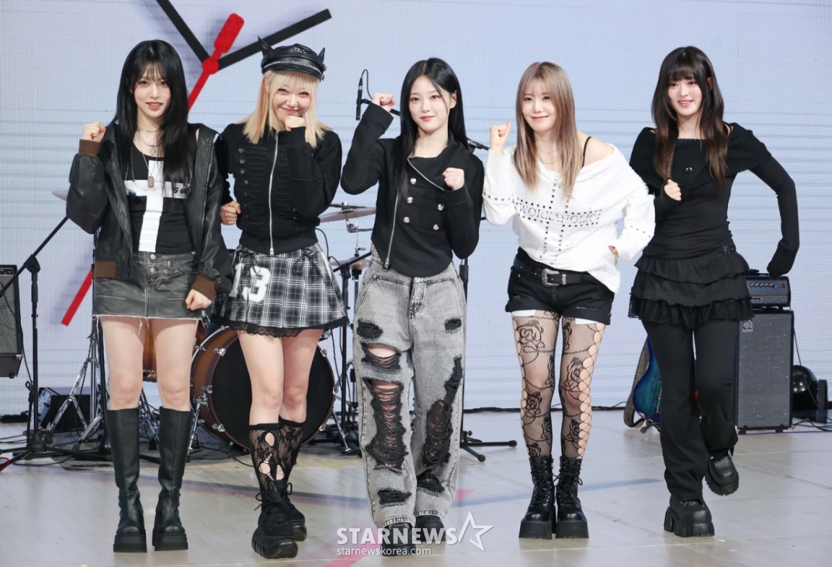 Группа LATENCY позирует на витрине в честь выхода своего первого мини-альбома "LATEO'CLOCK", который состоялся в Shocking K-pop Center в Сангам-дон, Мапо-гу, Сеул, во второй половине дня 18-го числа.  В дебютном мини-альбоме "Raturnsy", который был сформирован путем присоединения проверенных на производительность гитариста Хи Ён из Signature Джи Вон, Ха Ын, Семи и Хён Джин из Девушки месяца, было включено в общей сложности 5 песен, включая предрелизный сингл "I'll Love". /2026.03.18 /Фото = Ли Дон Хун Фотогуи@