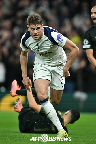 图为托特纳姆热刺队后卫范德芬。 =法新社BBNews=新闻1。