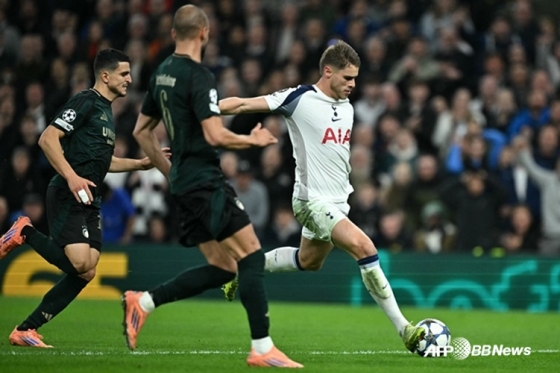 图为米奇•范•德芬(右)正在试图射门。 =法新社BBNews=新闻1。