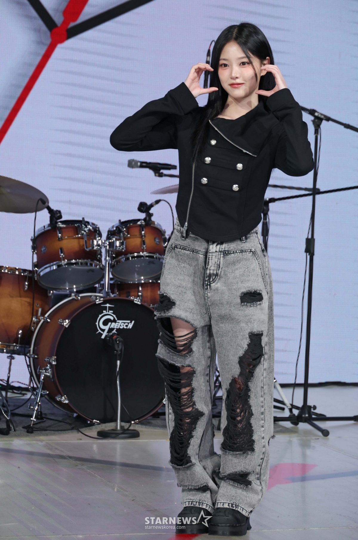 Группа LATENCY Хёнджин позирует на витрине в честь выхода своего первого мини-альбома "LATEO'CLOCK", который состоялся в Shocking K-pop Center в Сангам-дон, Мапо-гу, Сеул, во второй половине дня 18-го числа.  В дебютном мини-альбоме "Raturnsy", который был сформирован путем присоединения проверенных на производительность гитариста Хи Ён из Signature Джи Вон, Ха Ын, Семи и Хён Джин из Девушки месяца, было включено в общей сложности 5 песен, включая предрелизный сингл "I'll Love". /2026.03.18 /Фото = Ли Дон Хун Фотогуи@