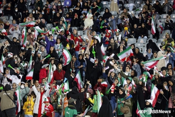 Hình ảnh người hâm mộ bóng đá Iran. /AFPBBNews = Tin tức 1