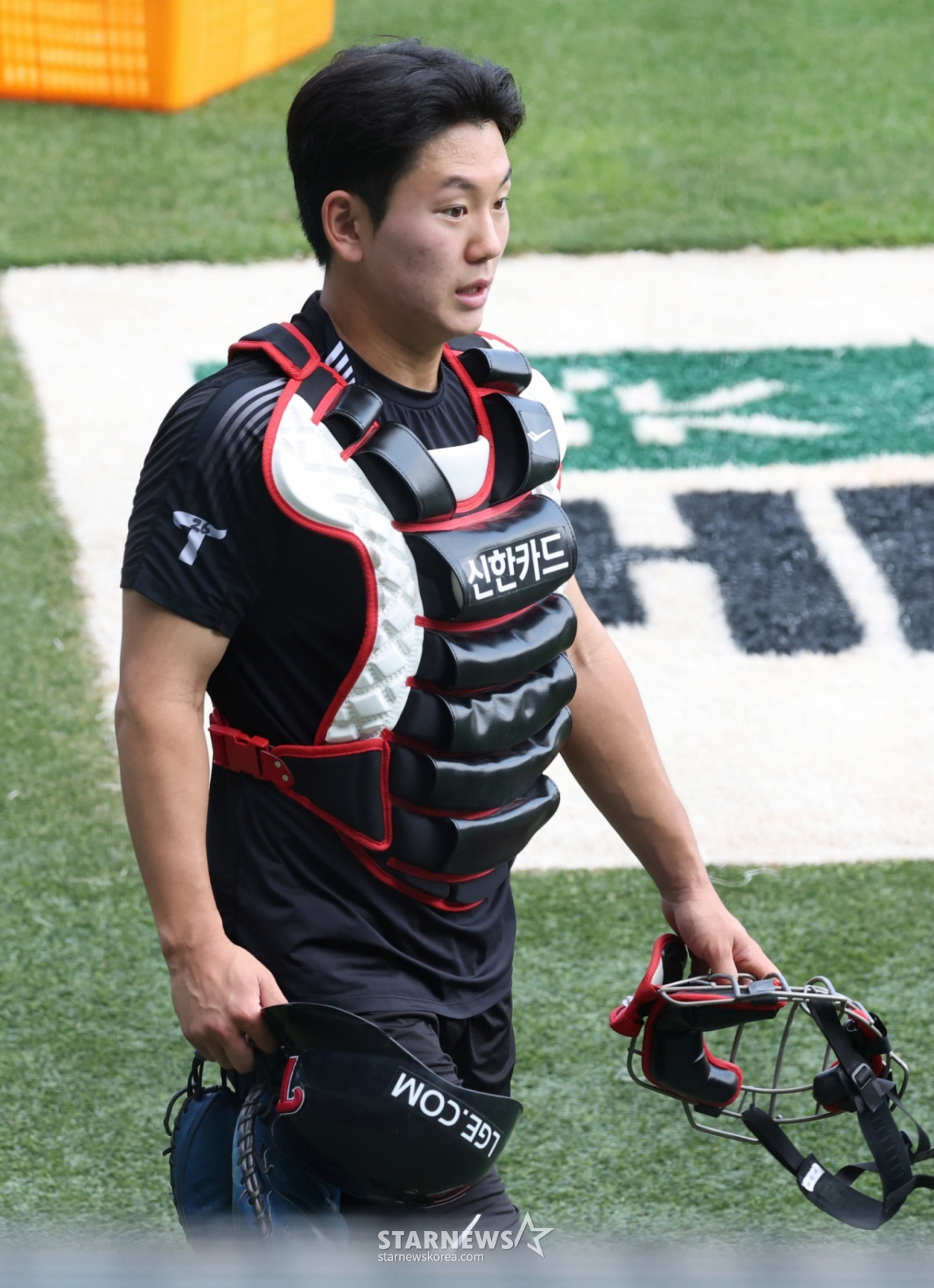 Матч LG Twins против SSG Landers в лиге KBO 2025 Shinhan SOL Bank состоялся 10-го числа на бейсбольном стадионе Джамсиль в Сеуле.  Ли Джу Хон из LG идет на удар после тренировки броска. /Фото = Ожидание Ким Чжин Гёна