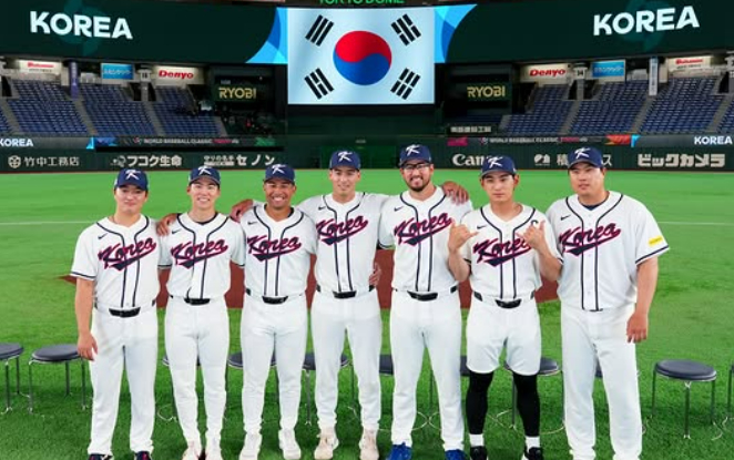 A group photo of Jermai Jones on his social media. (From left) Ko Woo-seok, Kim Hye-sung, Germay Jones, Shay Witcom, Dane Dunning, Lee Jung-hoo, and Ryu Hyun-jin. /Photo = Jermy Jones SNS Source