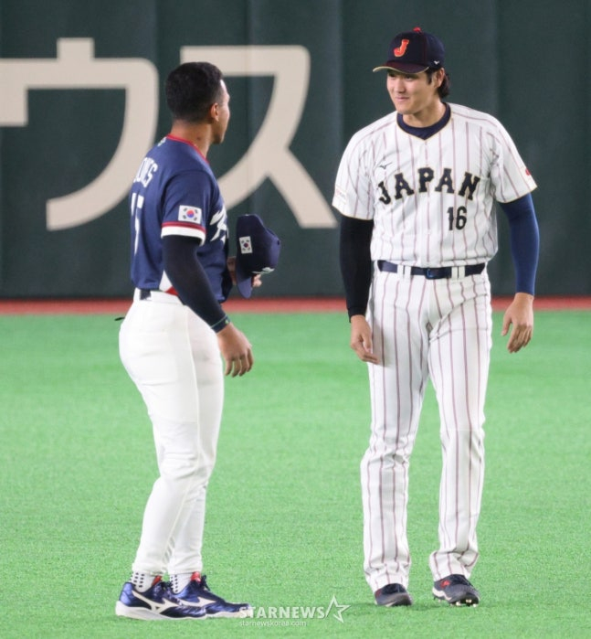 Jermai Jones greets Ohtani while training at the start of the 2026 WBC Tokyo POOL match between South Korea and Japan at Tokyo Dome on March 7. /Photo = Senior Reporter Kang Young-jo