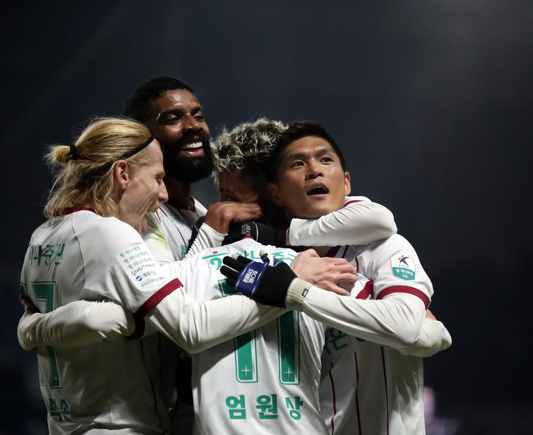 Игроки ФК «Тэджон Хана Сити» радуются после забитого Ом Вон Сангом гола в матче против «Инчхон Юнайтед», который состоялся на футбольном стадионе Инчхон 18-го числа. /Фото = Захват социальных сетей жителей Тэджона Хана