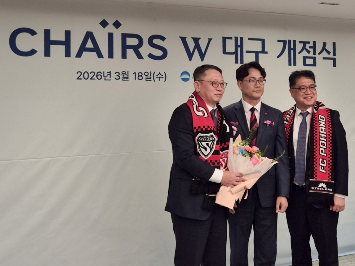 Giám đốc Kim Sang-rak của Pohang Steelers (giữa) đã tham dự lễ khai trương cửa hàng Woori Bank TWO CHAIRSW (dưới đây gọi tắt là Two CheersW) tại Daegu vào ngày 18/4. /Ảnh = Cung cấp Steelers Pohang