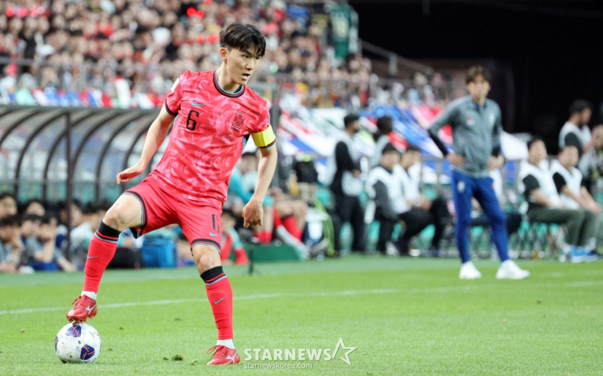 他就是韩国国家足球队中场球员黄仁范。 =照片=高级记者姜英祖。