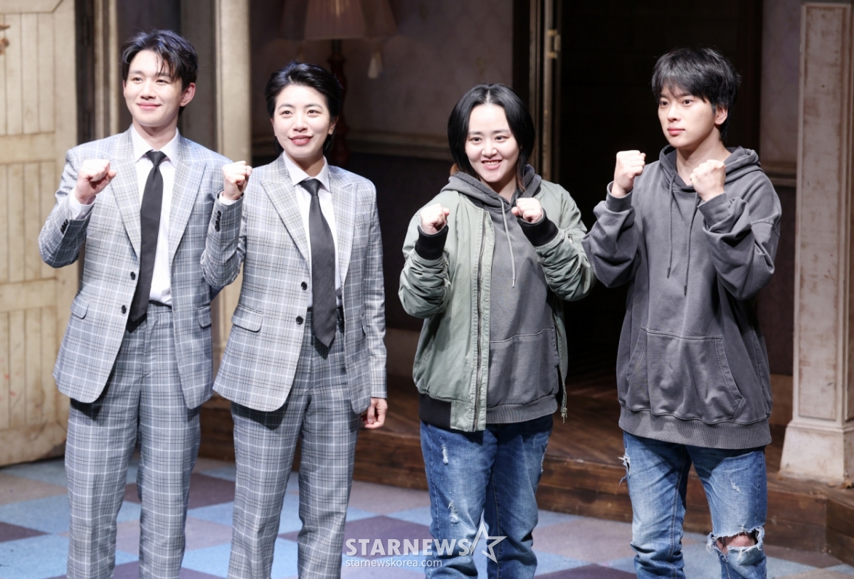 俳優のオ·スンフン、チョン·インジ、ムン·グニョン、チェ·ソクジンが19日、ソウル鍾路区大学路のTOMで行われた演劇「オーファンズ」のプレスコールでポーズを取っている。 /2026.03.19 /写真=キム·フィソン hwijpg@