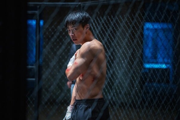 '사냥개들2' 우도환, 美친 액션과 몸…맹렬한 진화