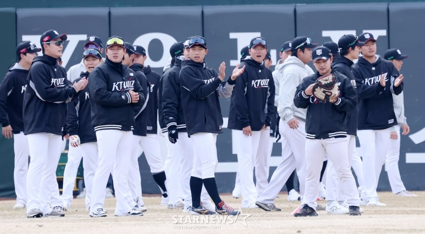 フォト] KTウィズ「寒くても嬉しい野球」 | STARNEWS