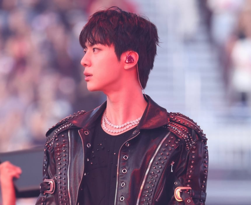 美の男性神」BTSのジン、BTSの熱狂の中で輝いた「セイレーン」..T