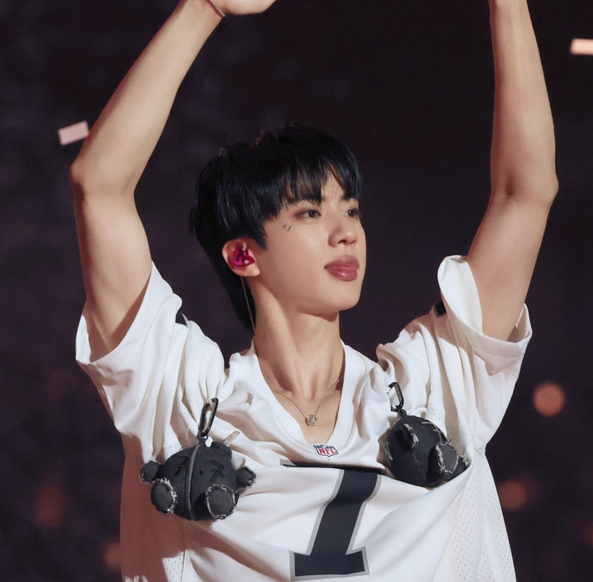 WELCOME TO JIN CITY』で防弾少年団のジンが、ラBTSのパフォーマンス