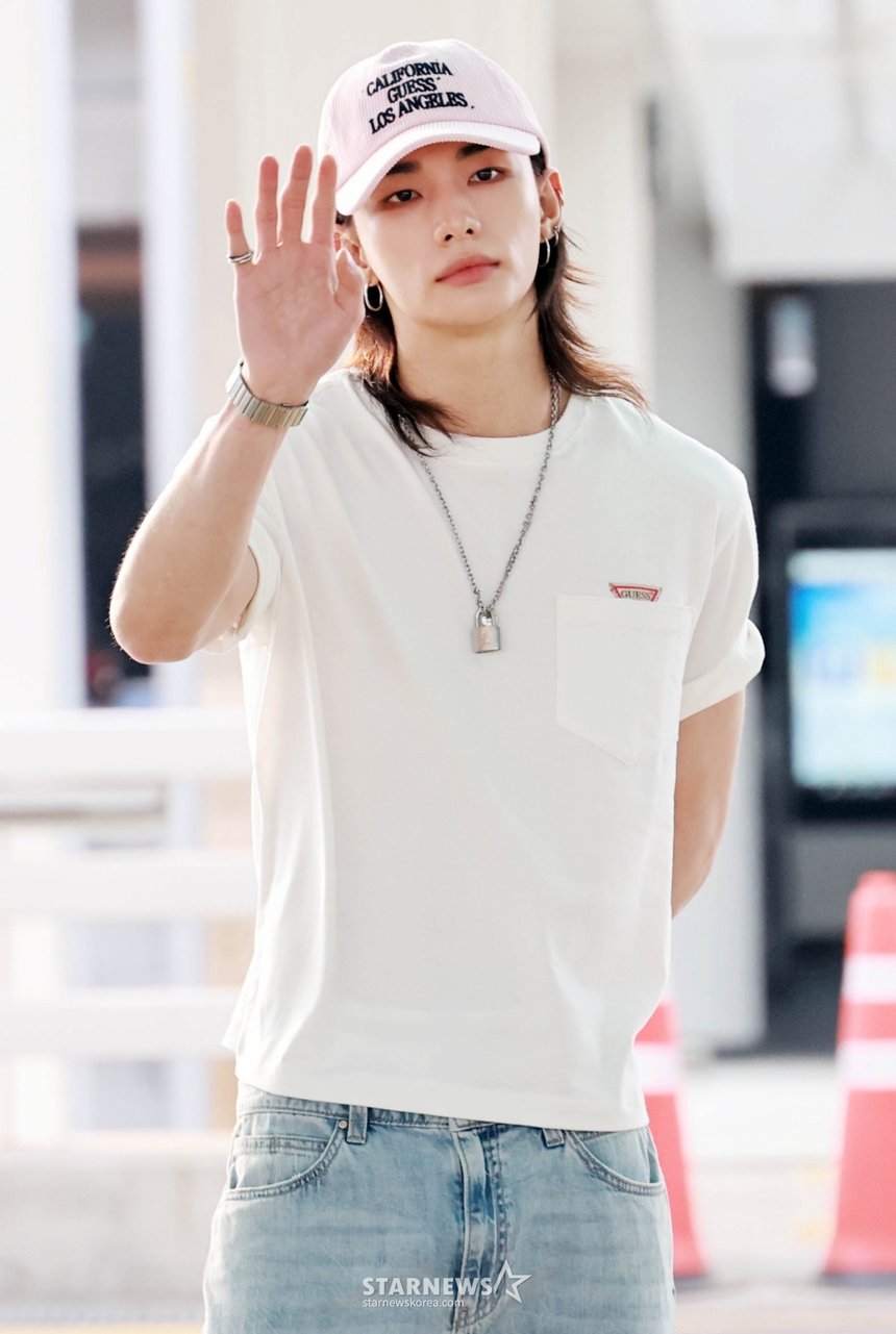 Stray Kids Hyunjin 'Just raise your hand for a pictorial