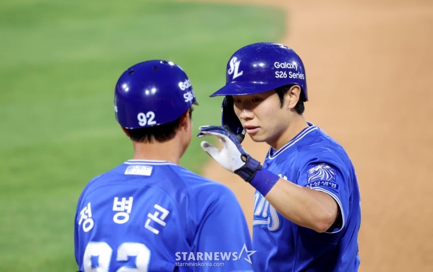 フォト] 「6回表安打出塁」キム・ジチャン | STARNEWS