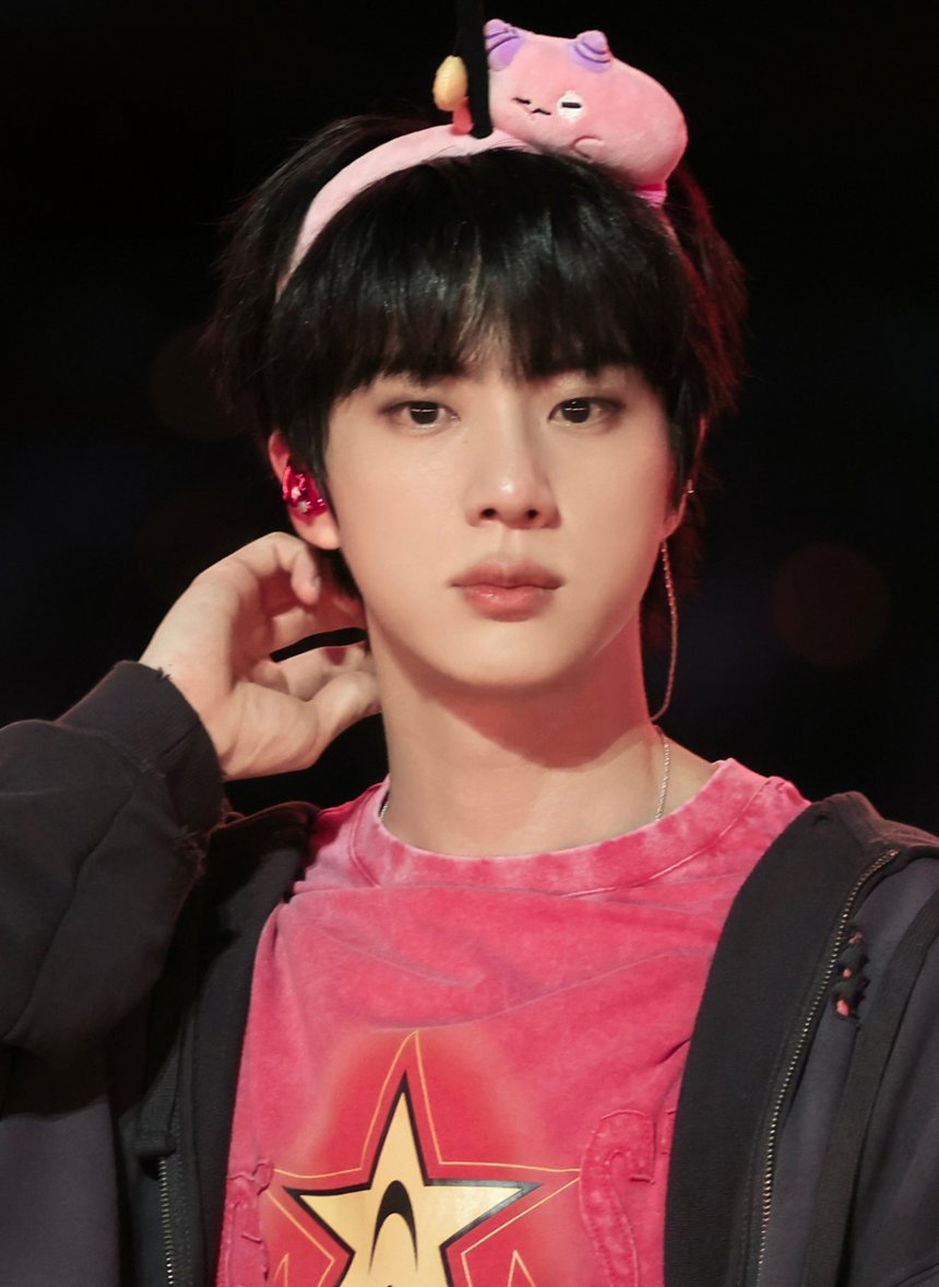 BTSジンのシカゴコンサート用ヘアバンドが品切れ騒ぎに..'ソールド