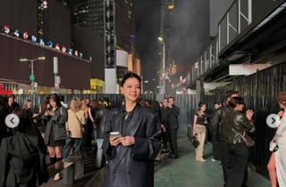 50대 맞아? 이영애, 뉴욕 홀린 파격 하의 실종 패션..아찔한 망사 스타킹 [스타이슈]
