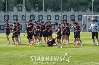 러닝 도중 선수 넘어지자 꺄르르... 北 내고향, 한국서 마지막 훈련도 '화기애애' [수원 현장]