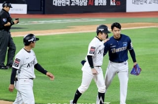 "뭘 여기까지 내려와... 괜찮아" 2차례 사구 고통에도 후배 다독였다, 상대팀도 아우른 베테랑의 품격 [수원 현장]