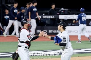 [한번에쓱]'7-4 승리 자축하는' 장성우, 박영현과 마법사들
