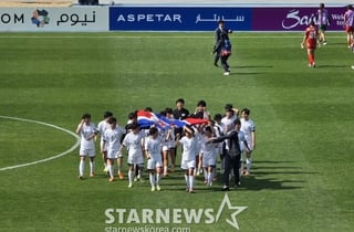 '해괴한 광경' 인공기 들고 경기장 돈 北 내고향, 관중석 곳곳에서 쏟아진 박수 [수원 현장]