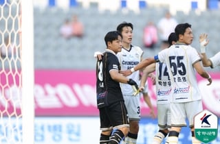 180cm GK 신송훈 선방쇼→충남아산, 10명으로 용인과 0-0 무승부... 가브리엘 PK 실축 [용인 현장리뷰]