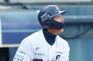 '도루 시도→충돌 쾅' 구급차 타고 떠난 살림꾼, 제 발로 경기장 복귀했다 "상태 호전됐다... 계속 지켜볼 예정"