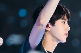 방탄소년단 진, 라스베이거스 사로잡은 '완벽 라이브'→'환상 비주얼'..엘모 티셔츠'도 초고속 품절