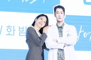 신예은, 이재욱 등신대와 살짝쿵[★포토]