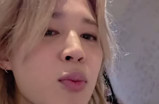 방탄소년단 지민, 뽀뽀 동영상 공개..격한 애정 표현에 행복한 미소