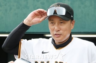 '절친' 아베 나가자 이승엽에 즉각 불똥 "외국인 타코가 문제! 통역 장벽→미묘한 뉘앙스 전달 불가" 日 언론 비판
