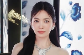 깜짝이야..'45세' 송혜교, 누드톤 드레스 입고 '천상계 미모' 근황