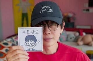이승환, 빨간 티셔츠 입고 사전 투표 인증샷 공개 [스타이슈]