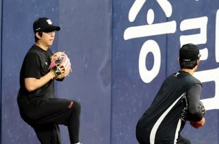 [한번에쓱] '고척돔 외야에서 영표스쿨이 열렸다' 오원석에 노하우 전수중인 고영표