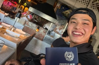 폰세, '어깨 수술' 문동주 오랜만에 만났다! "여권 뺐었어→투머치 토커 여전"