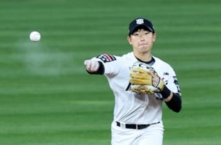 '실책→문책성 교체' 19세 유격수, 36세 '주장' 위로에 참았던 눈물 '펑펑' 쏟았다