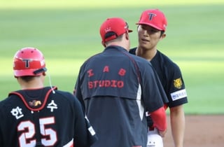 '상황 급변' KIA 국대 에이스 2군행 '군 문제'부터 해결하나→사령탑 태도가 달라졌다
