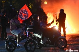 '2년 연속 사망 사건' PSG, 챔피언스리그 우승→또 폭동 사태... "무려 780명 체포"