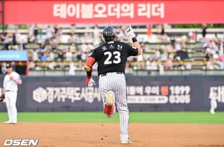 '와' 선두 싸움 맞나! 1위 LG, 2위 KT 10-1 완파했다... 장·단 17안타 폭발 '오스틴 통산 100홈런' 자축